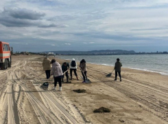 Сильный шторм затормозил уборку мазута в Анапе: в приоритете – мусор и водоросли