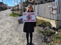 «Против коррупции и беззакония», - жительница Новороссийска ждёт губернатора с провокационным плакатом   