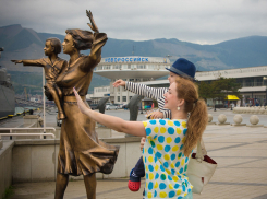 В Новороссийск продолжают прибывать туристы: сколько уже отдыхающих принял город-герой