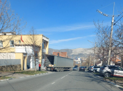 Фура заблокировала движение у турецкого консульства в Новороссийске 