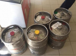 Во время рейда по магазинам в Новороссийске полицией было конфисковано 400 литров пива