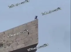 «Сцену из «Титаника» снимают?»: неизвестные залезли на памятник «Малая Земля»