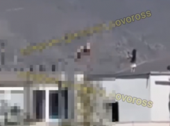 18+ Стриптиз на крыше дома устроила девушка в Новороссийске