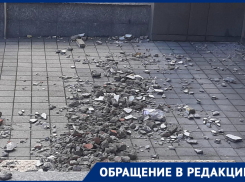 Незаметно для управляющей компании в Новороссийске рушится фасад здания