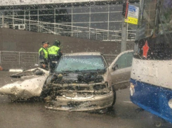 В Новороссийске бетонное ограждение остановило автомобиль, водитель которого превысил скорость