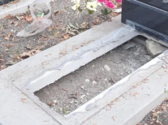 В Новороссийске кто-то умыкнул гранитную плиту с могилы покойника