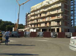 С нарушением градостроительных норм на берегу Абрау строят гостиницу