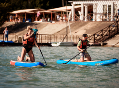 Веслом и доской встретили гостей в Аbrau Sailing