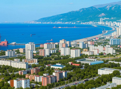 Толпы туристов и грязные пляжи — нейросеть назвала по 5 минусов и плюсов отдыха в Новороссийске