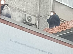 Дети облюбовали крышу заброшенного ресторана в Новороссийске 