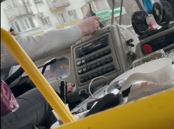 На маршруте все те же: водитель «тридцатки» сидит в телефоне во время рейса