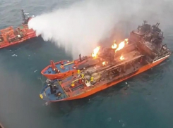 Моряки со сгоревших судов прибыли в Новороссийск