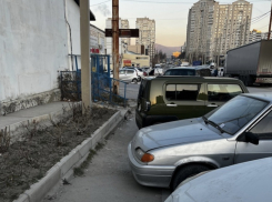 Женщин с колясками «выгоняют» на проезжую часть в Новороссийске 