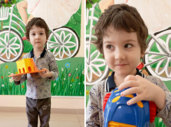 Ребёнок, которого оставили на улице в Новороссийске, до сих пор без родителей: где живёт и, что с ним 