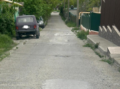 «Обидно за такое отношение к людям!» - жительница Новороссийска возмутилась состоянию дороги