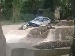 Машины сносило водой: как Новороссийск пережил ливень