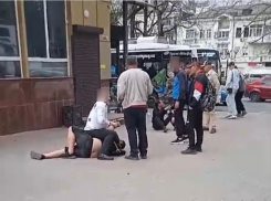 Увезли на носилках: новороссийскими правоохранителями задержаны участники потасовки у Центрального рынка