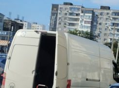 Женщину с ребенком чуть не сбила «ГАЗель» в Новороссийске 