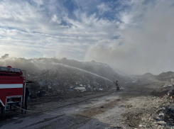 В Новороссийске продолжается тушение пожара на мусорном полигоне Щелба