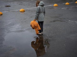 Водой из лужи окатили новороссийцев машины