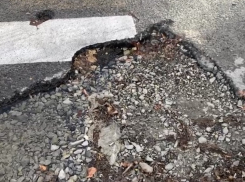 Дорожная яма не дает покоя водителям Новороссийска 