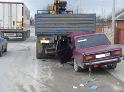 «Шестерка» влетела под КамАЗ на автодороге  «Новороссийск-Керченский пролив»