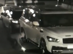 Мужчина поджег «Инфинити» прямо под камерой видеонаблюдения в Новороссийске