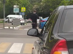 Посреди оживлённого перекрёстка мужчина показывал причинные места новороссийцам