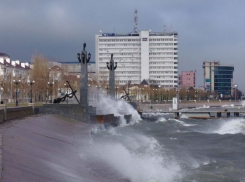 В Новороссийске продолжает действовать штормовое предупреждение 