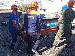 В Новороссийске на крышу МКД упал промышленный альпинист