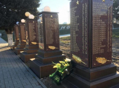 Никто не забыт: Более полутора тысяч имен погибших воинов нанесли на памятник в Новороссийске