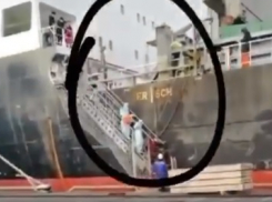 Медики сняли китайца с парохода в порту Новороссийска