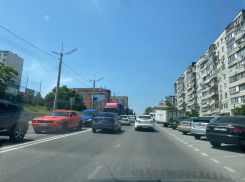 Из-за большегрузов новороссийцы стоят в пробке даже в выходной