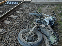 Два брата на мотоцикле под Новороссийском пытались проскочить перед скоростным поездом