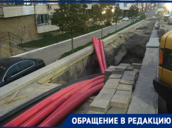 Больше месяца новороссийцы не могут нормально пройти по тротуару