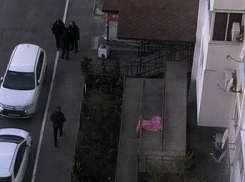 Еще один человек выпал из окна мистической многоэтажки в Новороссийске