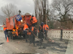 Снег, грязь и дождь - пора чинить дороги в Новороссийске