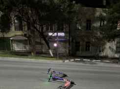 В Новороссийске электросамокаты бросили посреди проезжей части 