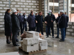 Чтобы достроить новые школы в Новороссийске к 1 сентября, нужно работать в две смены