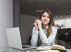 Дамы всякие важны: жительниц Новороссийска поздравляют и приглашают на ярмарку вакансий