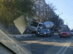 Бетономешалка чуть не снесла остановку рядом со школой в Новороссийске