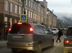 Неадекват на Хонде чуть не сбил ребенка прямо у ворот школы в Новороссийске