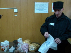 Две банки сгущенки в заднем проходе: необычные передачи для заключенных и способы их доставки