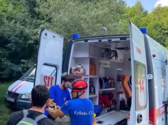 В Краснодарском крае спасатели эвакуировали туристку, которой стало плохо в походе