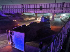 Фура уронила контейнер под мостом в Новороссийске