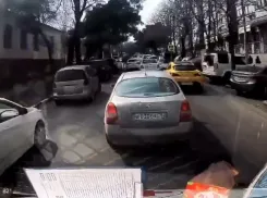 В Новороссийске водитель легковушки демонстративно не пропускал «скорую»