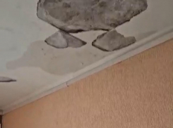 Многоквартирный дом в Цемдолине заливает водой 