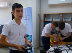 В Новороссийске школьники проектируют и собирают дроны и роботов