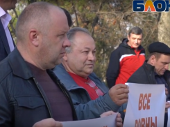 Брошенные на произвол судьбы маршрутчики вышли на митинг в Новороссийске