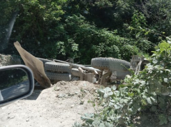 При въезде в населенный пункт Новороссийского района обвалился мост: пострадал водитель